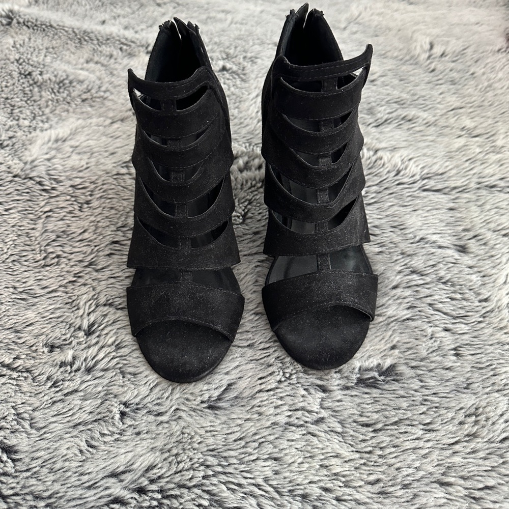 black heels - Picture 3 of 4